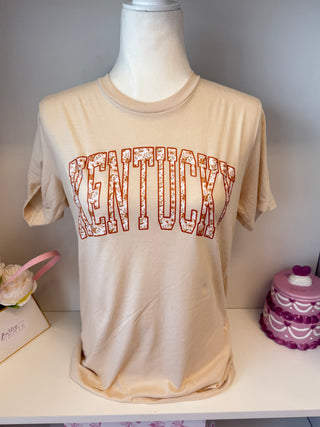 Beige Kentucky graphic t-shirt with floral western print lettering in red – stylish state pride boutique tee.