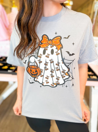 Girly Halloween ghost tee with pumpkin bows, jack-o’-lantern bucket, and orange bow—festive gray graphic tee for spooky cute fall style.