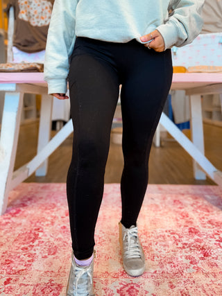 Comfy every day leggings either pockets. Available in black and taupe. 