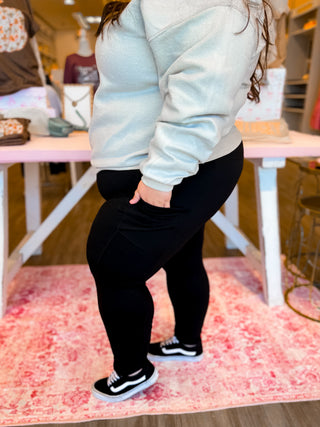 Comfy every day leggings either pockets. Available in black and brown. 