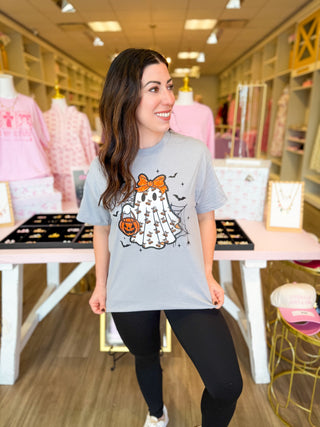 Girly Halloween ghost tee with pumpkin bows, jack-o’-lantern bucket, and orange bow—festive gray graphic tee for spooky cute fall style.